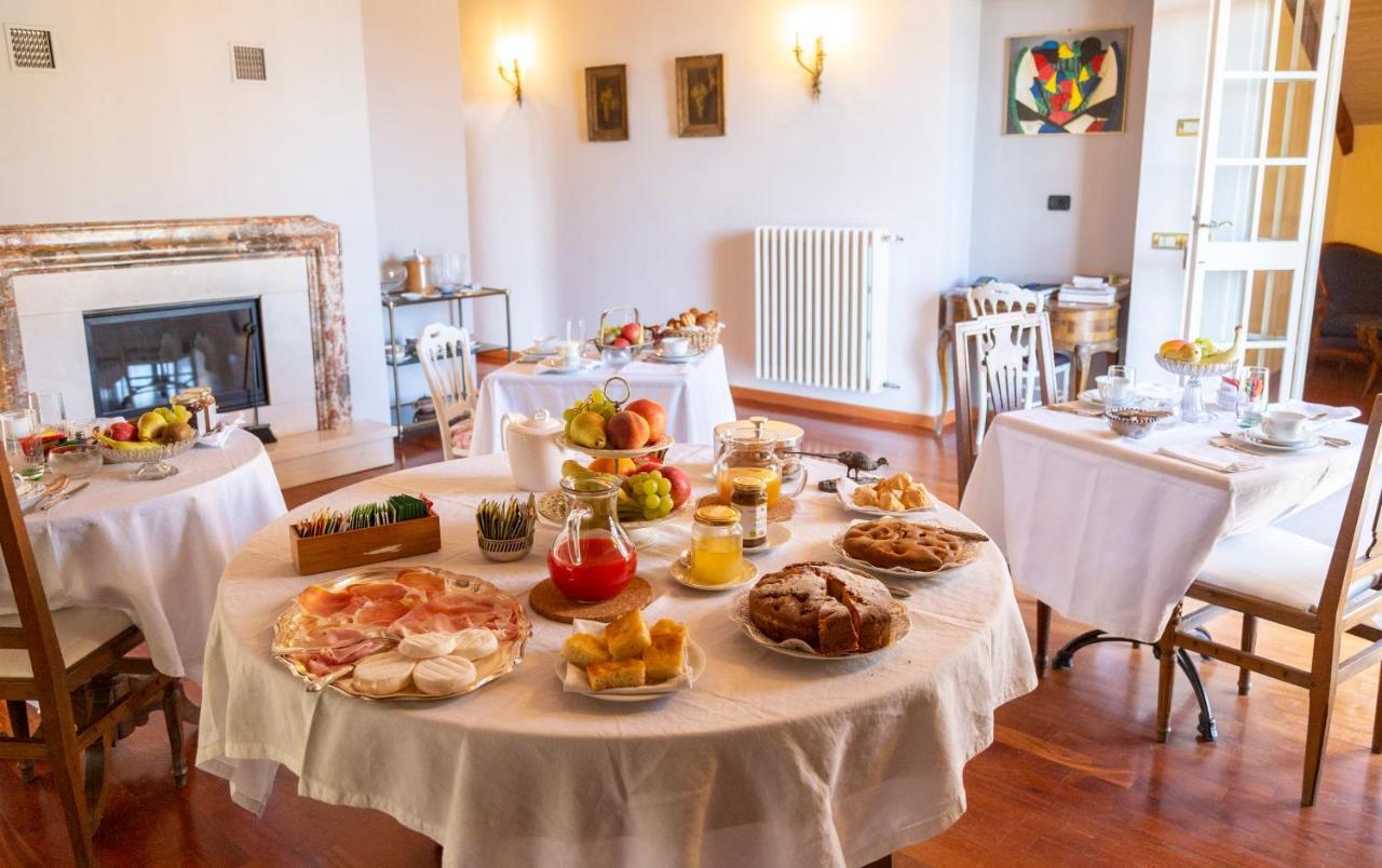 مبيت وإفطار Corneliano d'Alba Palazzo Sismonda المظهر الخارجي الصورة